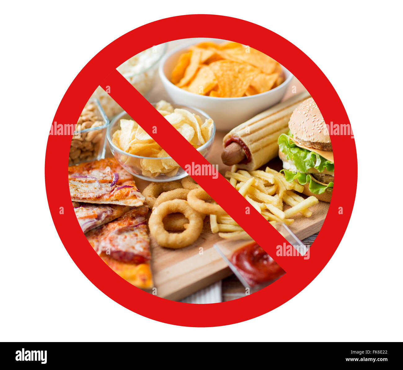 Nahaufnahme eines Fast-Food-Snacks hinter kein symbol Stockfoto