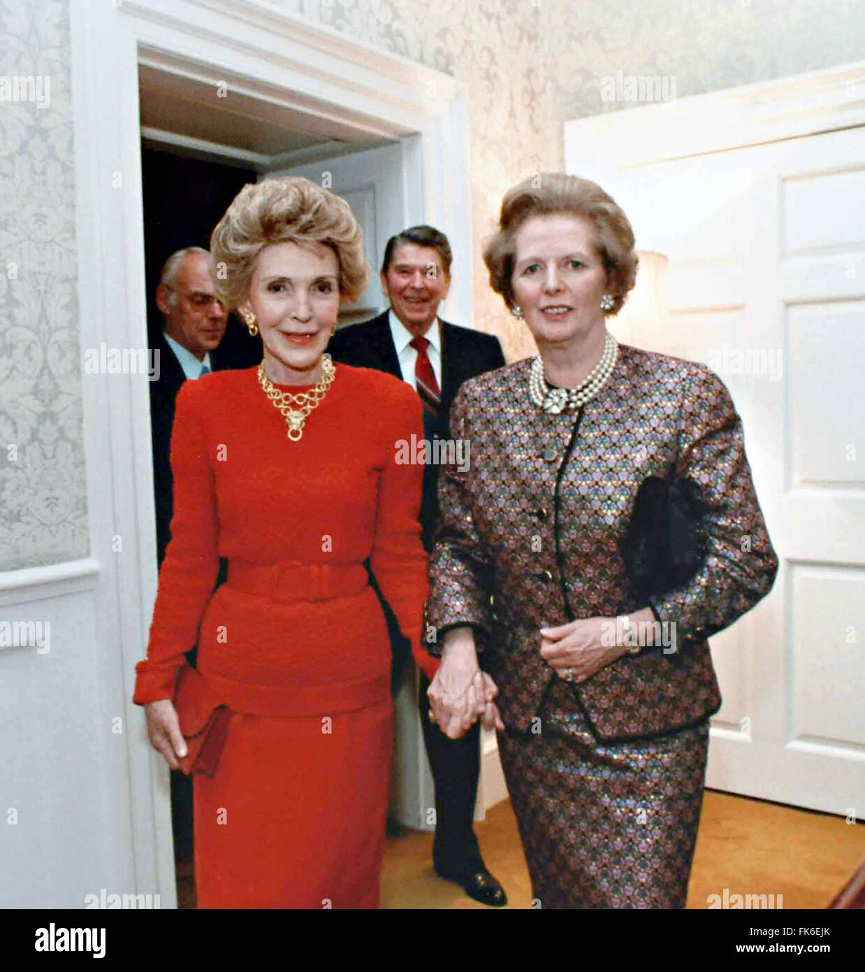 First Lady Nancy Reagan geht Hand in Hand mit britischen Premierministerin Margaret Thatcher als Präsident Ronald Reagan und Denis Thatcher in 10 Downing Street 2. Juni 1988 in London, Großbritannien folgen. Stockfoto