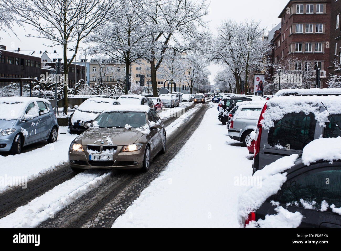Autos im Schnee in einem Wohngebiet. Düsseldorf, Nordrhein-Westfalen, Deutschland Stockfoto