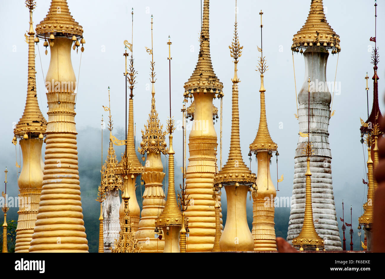 Goldene Pagoden im Nyaung Eiche Kloster in Indein, das größte und älteste Kloster am Inle-See, Shan-Staat, Myanmar (Burma) Stockfoto