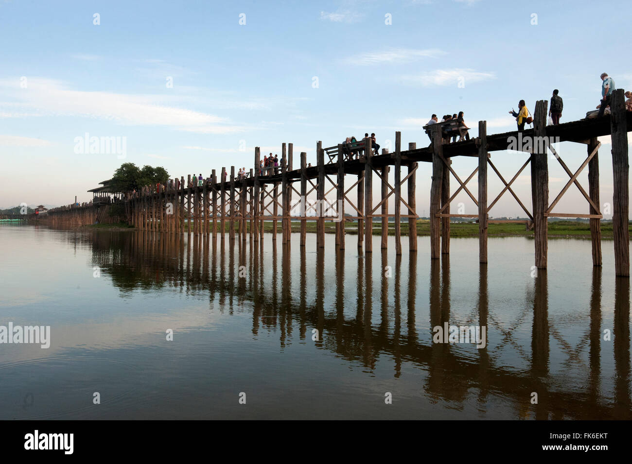 Menschen U Bein Brücke, unterstützt von 984 Teak Beiträge über 1,2 km Entfernung in Thaumthaman Lake, Mandalay, Myanmar Stockfoto