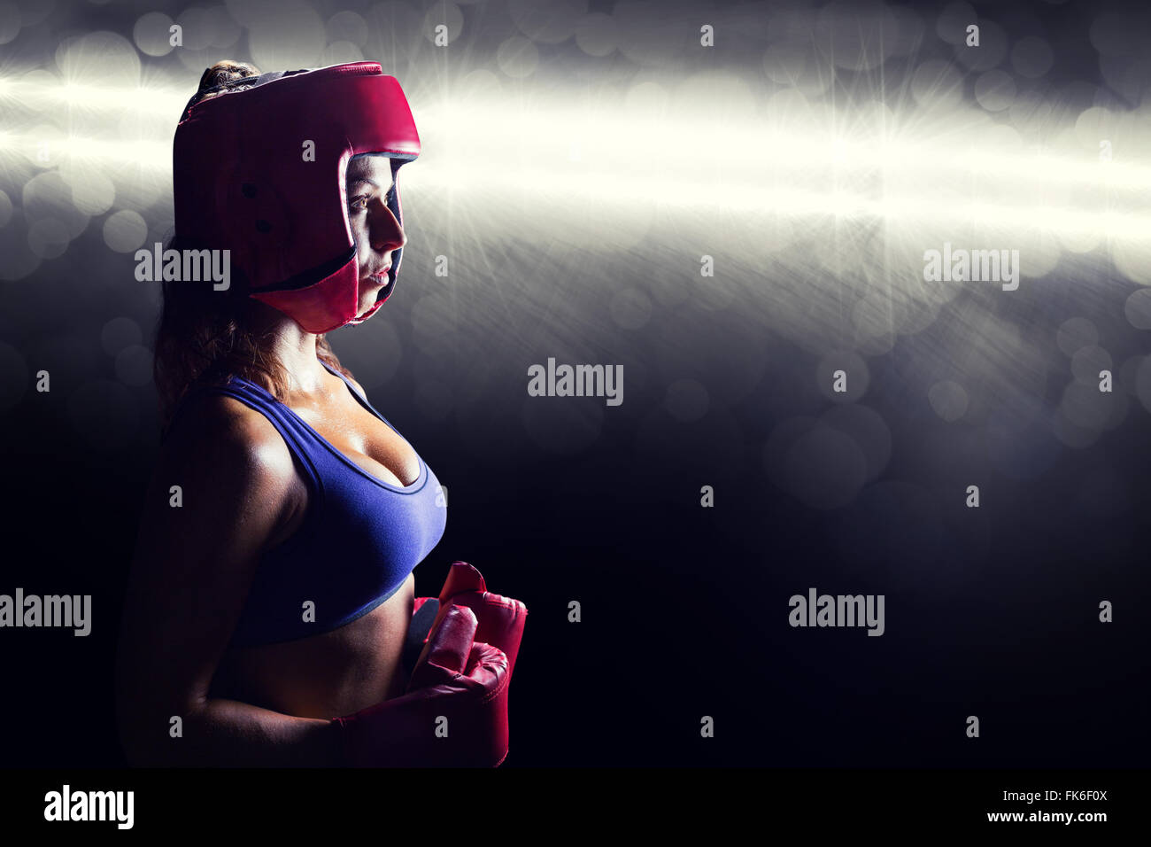 Zusammengesetztes Bild der Seitenansicht der Boxerin mit Kopfbedeckung und Handschuhe Stockfoto