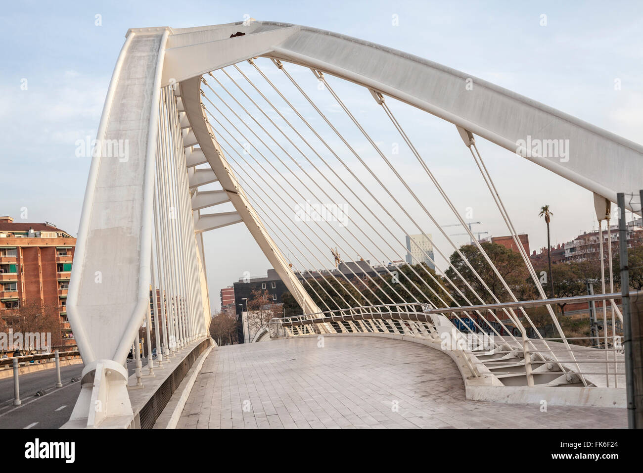 Puente Calatrava oder Bac de Roda, von Santiago Calatrava. Barcelona ...