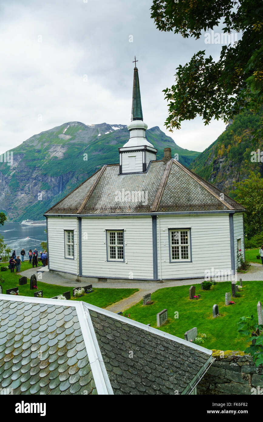 Kleine achteckige Kirche in der Ortschaft Geiranger, Norwegen, Skandinavien, Europa Stockfoto