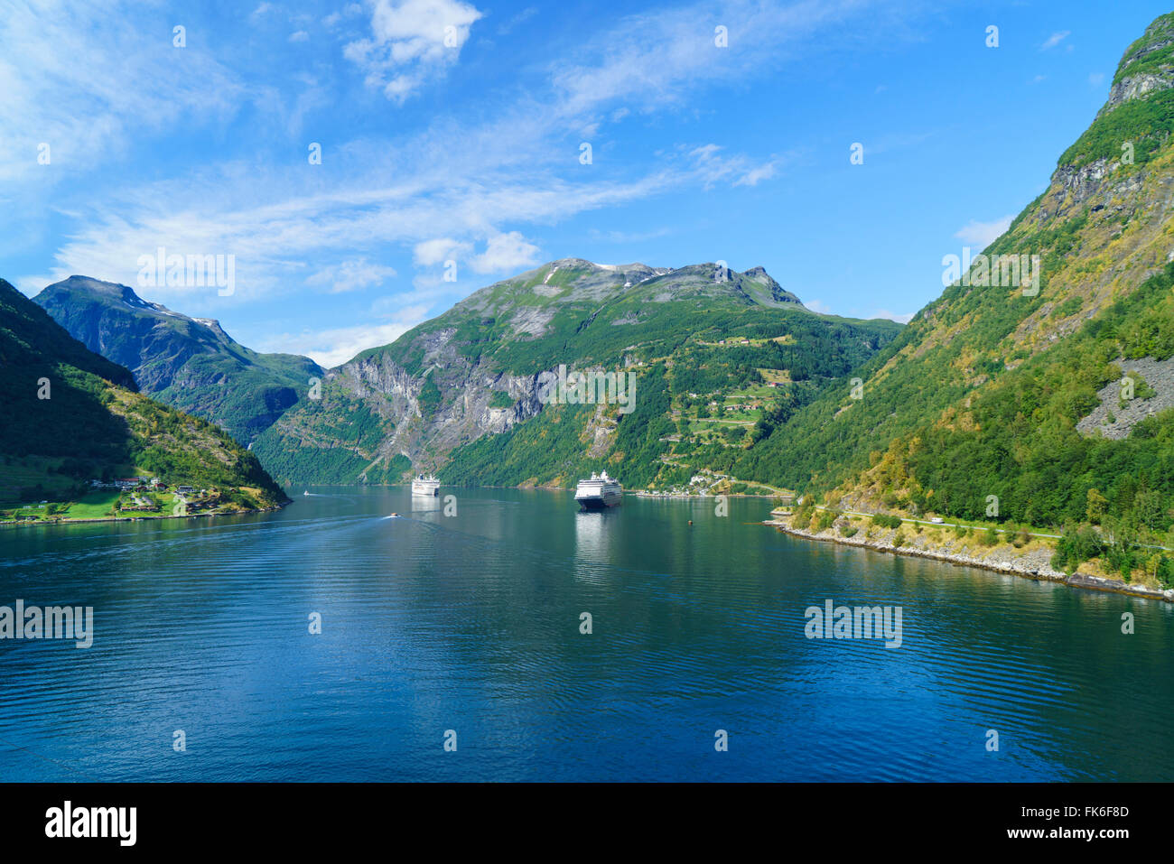 Kreuzfahrtschiffe vor Anker an der Spitze der Geirangerfjord durch das Dorf Geiranger, UNESCO-Weltkulturerbe, Norwegen, Skandinavien Stockfoto