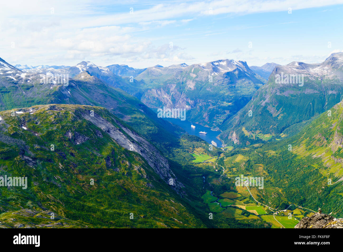 Blick auf Geiranger und Geirangerfjord, UNESCO, vom Gipfel des Mount Dalsnibba, Norwegen, Skandinavien Stockfoto