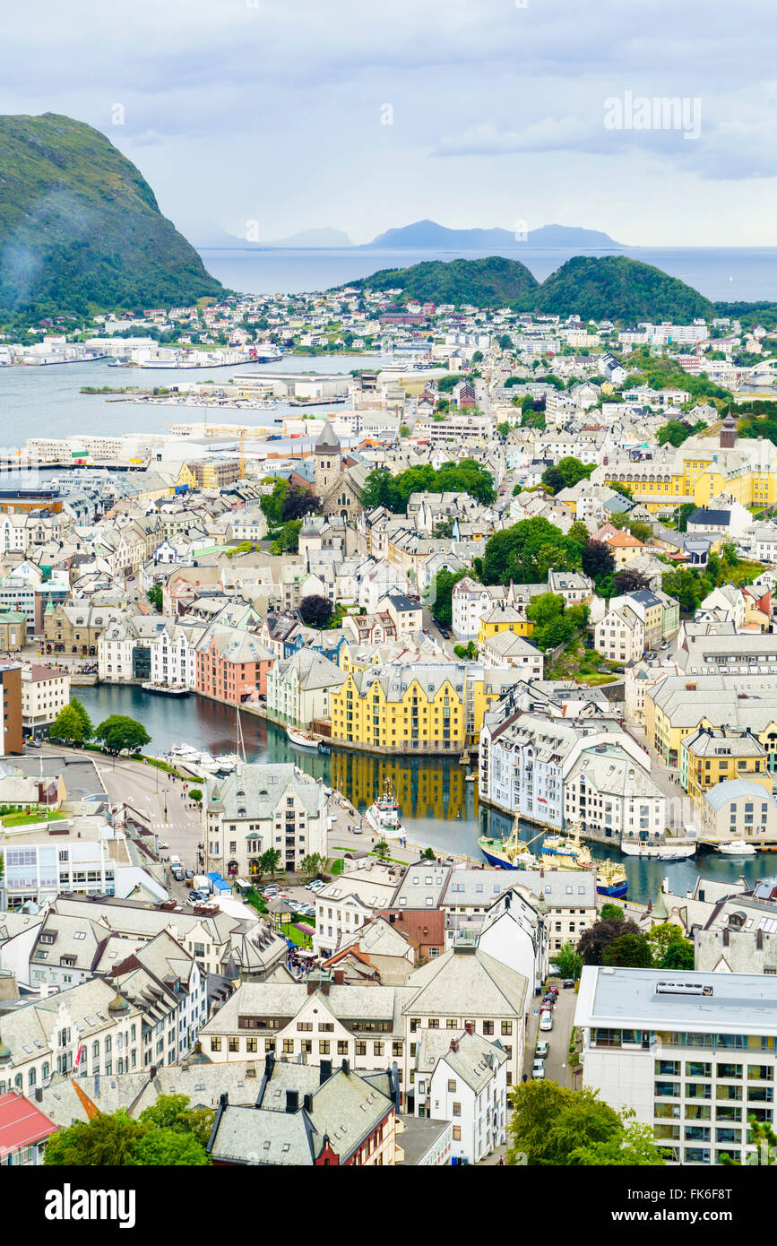 Hohen Blick auf den Hafen und die Stadt Alesund, Norwegen, Skandinavien, Europa Stockfoto