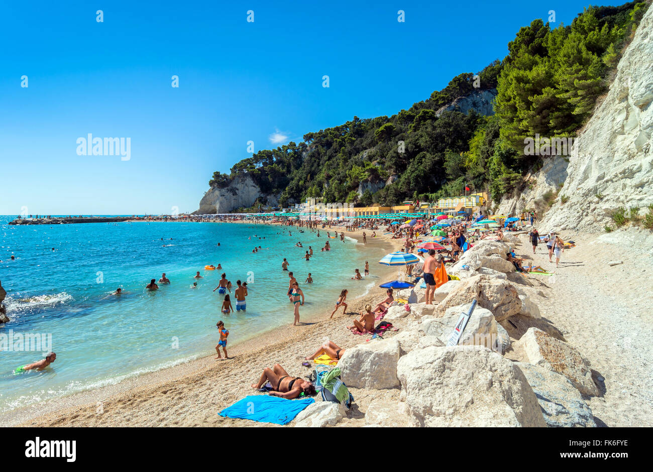 Sirolo Italien 18 August 2016 Tag Blick Auf Ber hmte Urbani Strand sirolo-italien-18-august-2016-tag-blick-auf-ber-hmte-urbani-strand