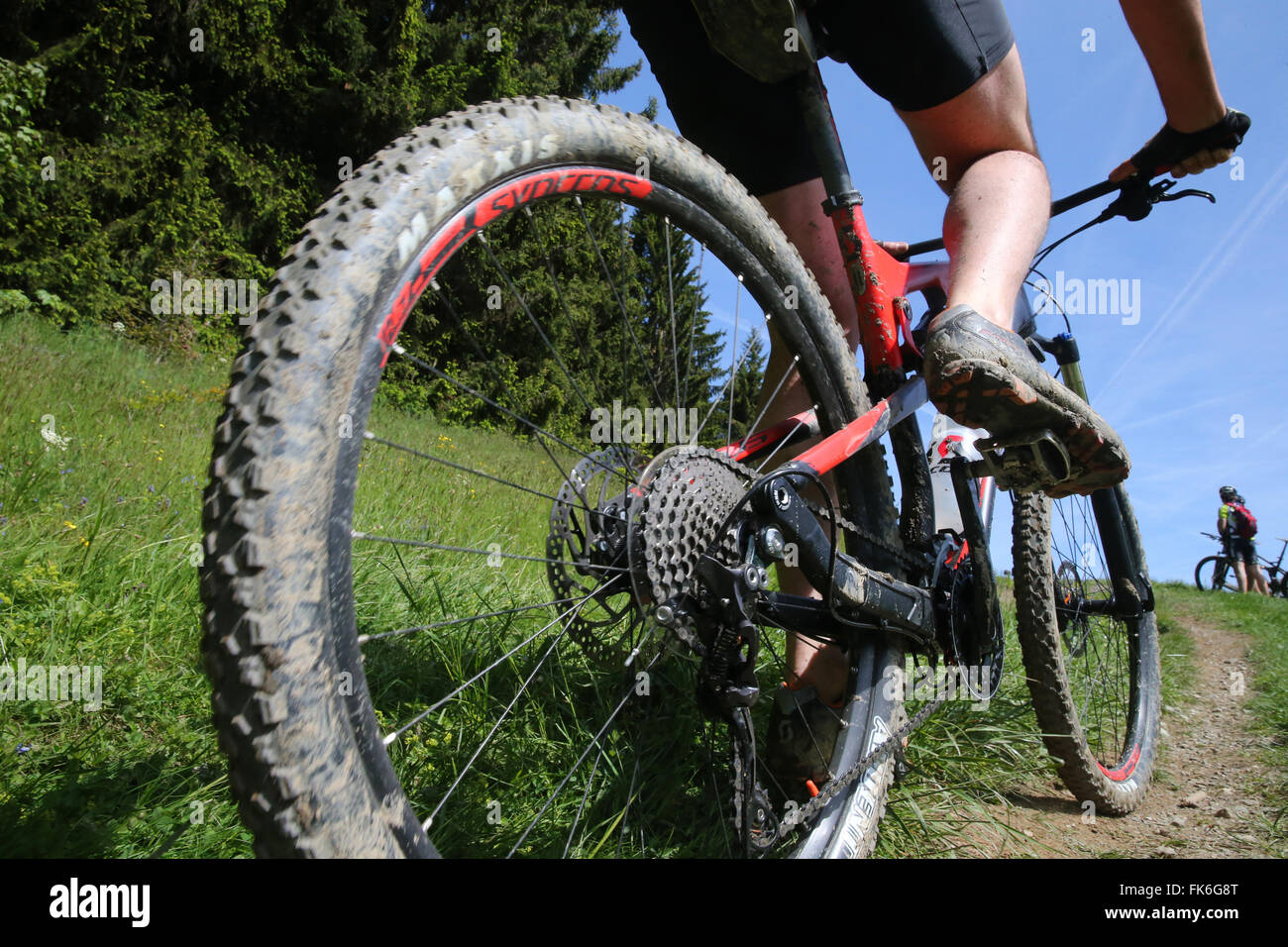 Dre Dans le l'Darbon, Mountainbike-Rennen in den französischen Alpen, Haute Savoie, Frankreich Stockfoto