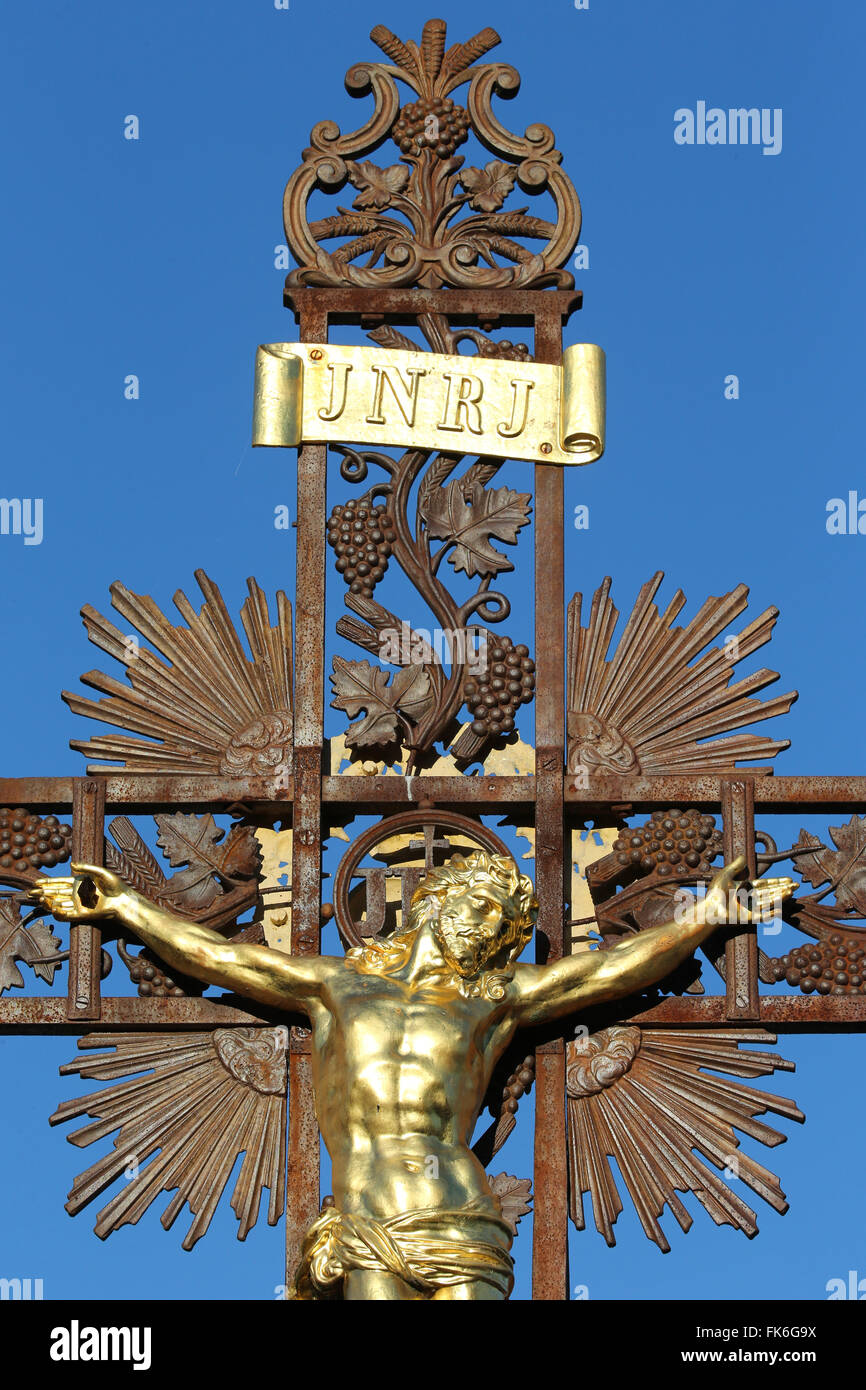 Christus am Kreuz auf Golgatha, Sanctuary-Schrein von Jean-Marie Vianney (der Heilung von Ars), Ars-Sur-Fromans, Ain, Frankreich, Europa Stockfoto