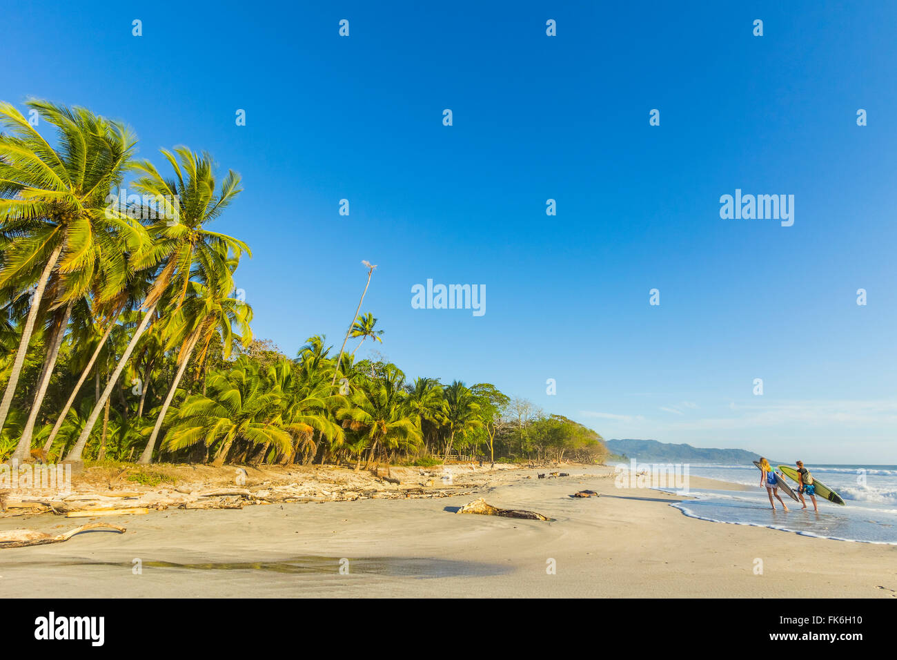 Surfer am Playa Santa Teresa, einem südlichen Surfstrand in der Nähe Mal Pais, Nicoya Halbinsel, Santa Teresa, Puntarenas, Costa Rica Stockfoto