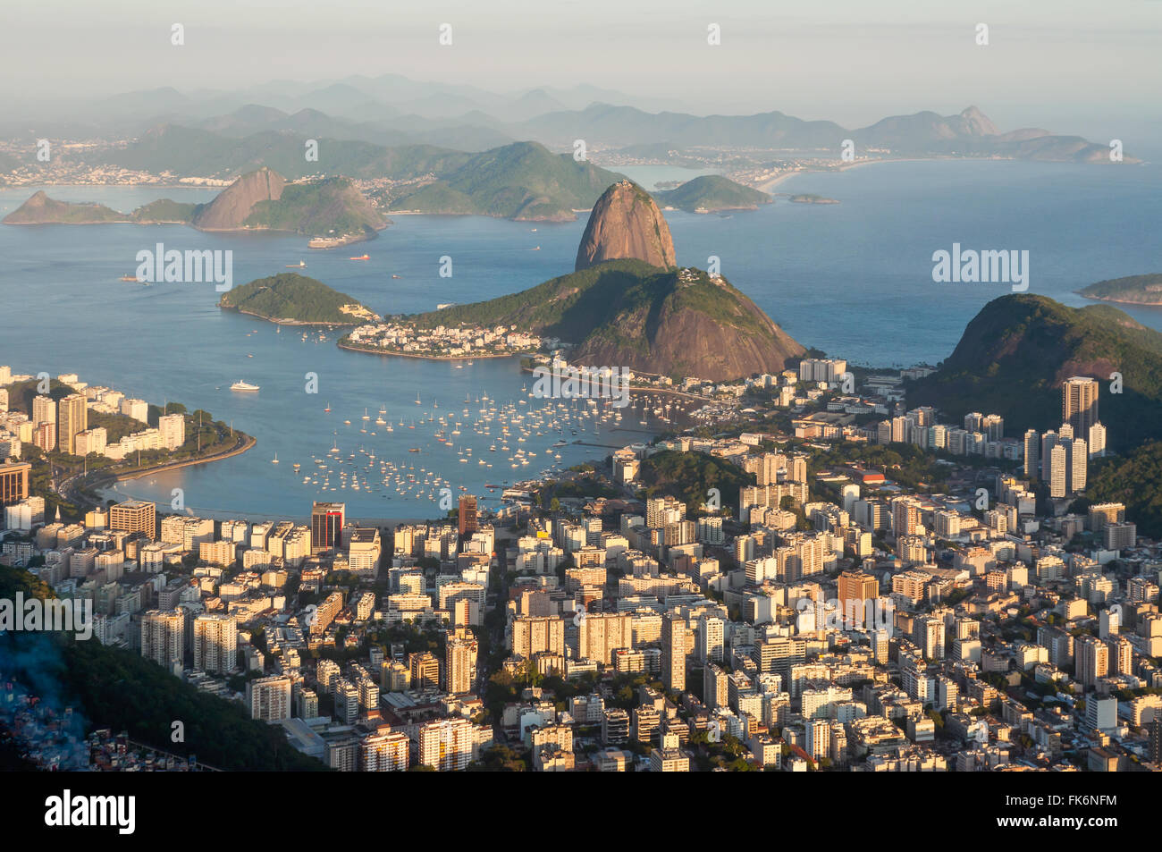 Späten Abend Blick über Rio De Janeiro aus der Christusstatue auf dem Corcovado-Berg. Favela in der linken unteren Ecke Stockfoto