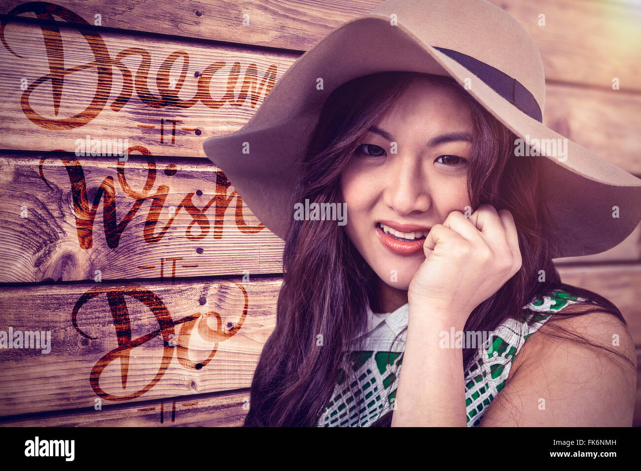 Zusammengesetztes Bild asiatische Frau mit Hut, posiert für die Kamera Stockfoto