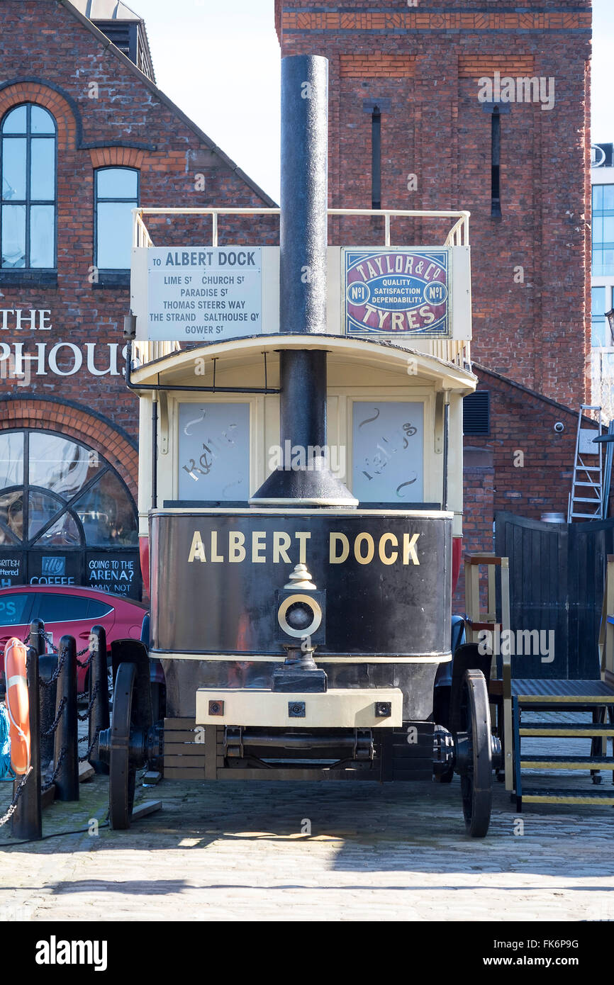 Oldtimer am Tor zum Albert Dock-Liverpool Stockfoto