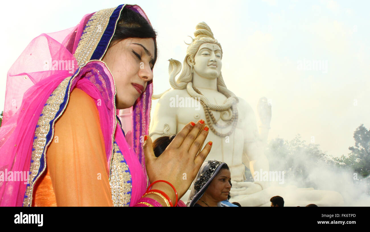 Jabalpur, Indien. 7. März 2016. Ein Hindu-Frau Anhänger betet "Lord Shiva" auf Nebenstrassen von Maha Shivratri. Maha Shivaratri wird zu Ehren des Gottes Shiva mit dem rituellen Baden Shivalingams und Gebete von Hindus gefeiert. Laut eines der beliebtesten Legenden ist Shivaratri der Hochzeitstag des Lords Shiva und Parvati. Bildnachweis: Sanat Kumar Singh/Pacific Press/Alamy Live-Nachrichten Stockfoto