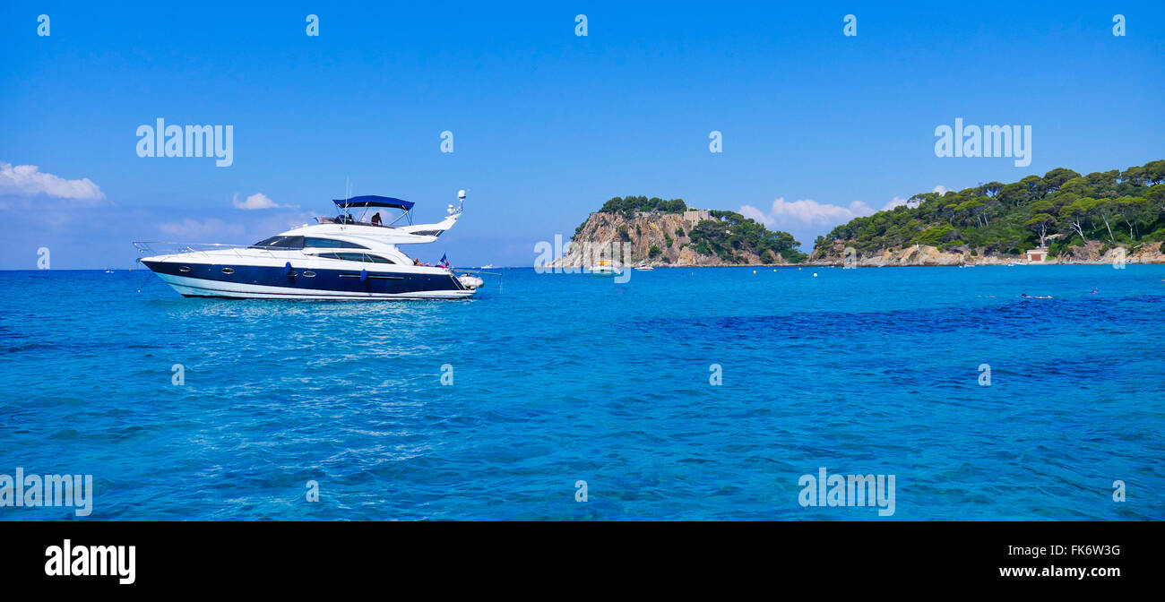 Luxus-Yacht Ankern an der Steilküste Stockfoto