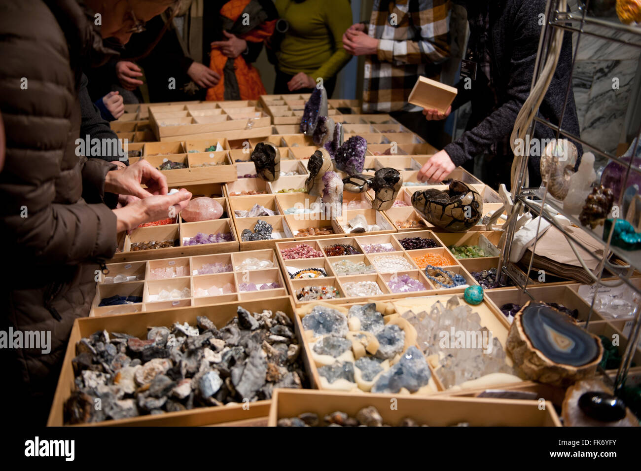 Kunden wählen Edelsteine, Perlen Sortiment liegen in den Feldern, stehen auf der Warschauer Mineral Expo 2016, 5. März, VI-Ausgabe-Veranstaltung Stockfoto