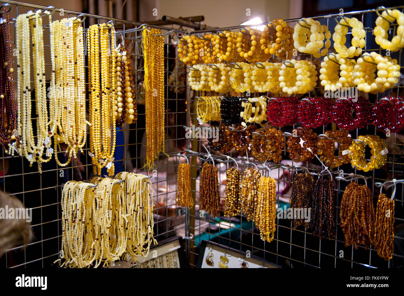 Amber Perlen Ketten und Armbänder hanging in Warschau Mineral Expo 2016, 5. März, VI-Ausgabe-Veranstaltung im Palast PKiN, Polen Stockfoto