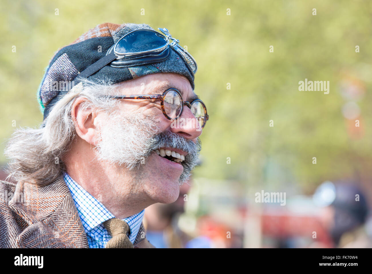 Lächelnd Tweed Run Teilnehmer tolle Vintage Kostüme in Trafalgar Square Stockfoto