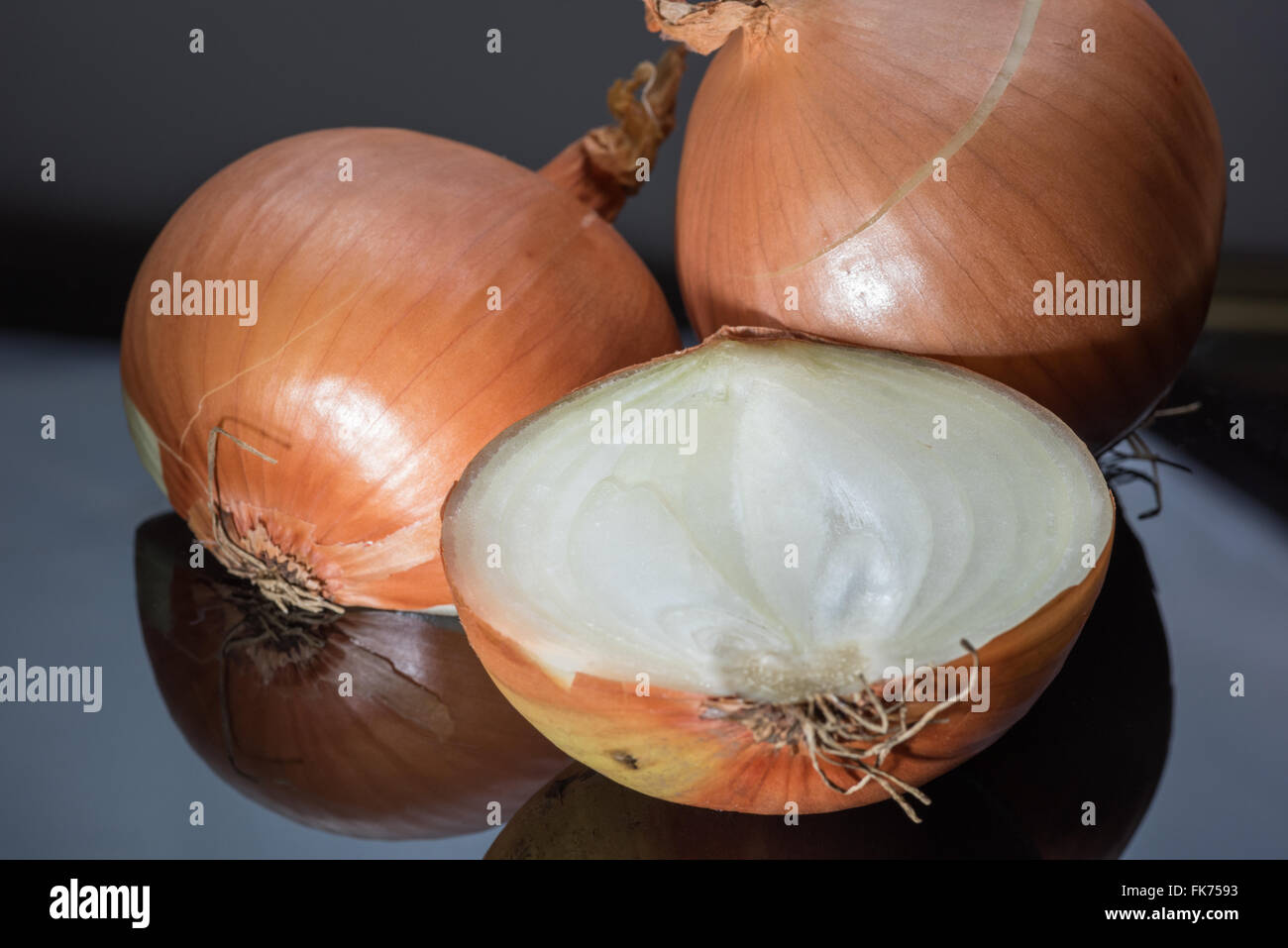 Eine Nahaufnahme von einigen braunen Zwiebeln auf einem schwarzen Hintergrund Stockfoto