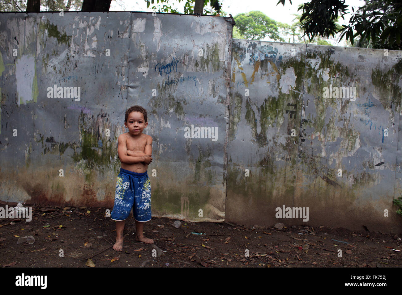 RIO DE JANEIRO - Oktober 3: Lokale Kinder spielen in der Nähe von Cidade de Deus am 3. Oktober 2010 in Rio De Janeiro, BH Stockfoto