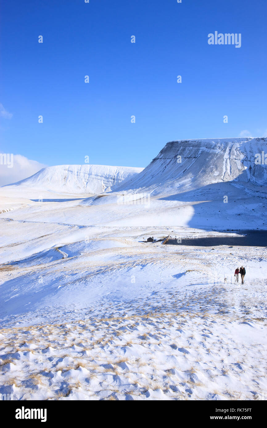 Llyn y Fan Fach Llanddeusant (Y Mynydd Du) Black Mountain Brecon Beacons National Park Carmarthenshire Wales im winter Stockfoto