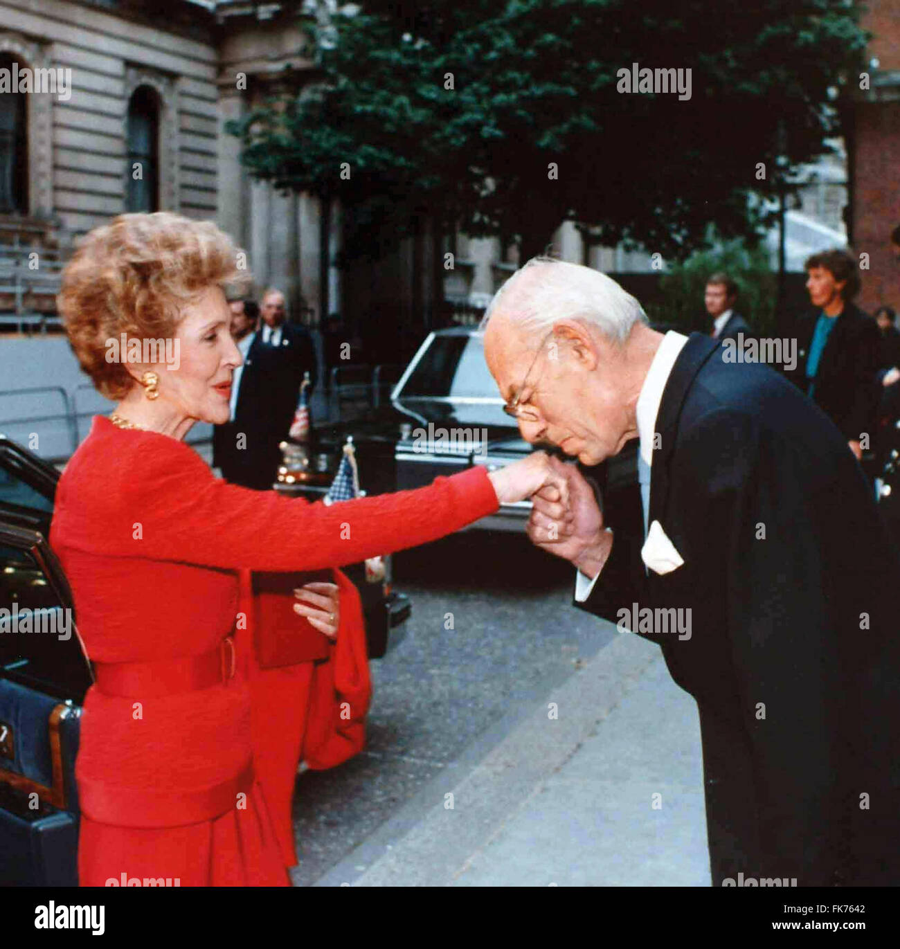 Denis Thatcher, Ehemann von UK Premierministerin Margaret Thatcher, begrüßt US First Lady Nancy Reagan bei der Ankunft in 10 Downing Street 2. Juni 1988 in London, Vereinigtes Königreich. Stockfoto