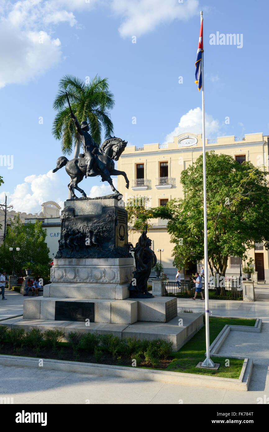 Camagüey, Kuba - 11. Januar 2016: Passanten vor dem Ignacio Agramonte Denkmal bei Ignacio Agramonte Park in Camague Stockfoto