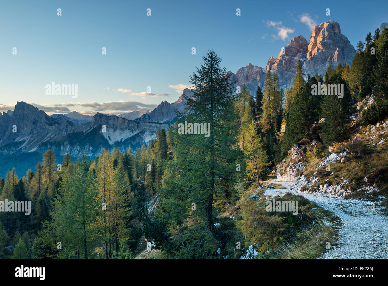 Blick über Cristallo und die Dolomiten von Ciadin del Luodo, Provinz Belluno, Region Venetien, Italien Stockfoto