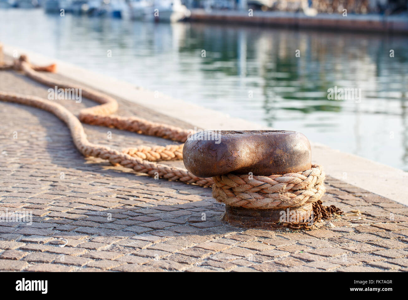 Alte Eisen-Poller im dock Stockfoto