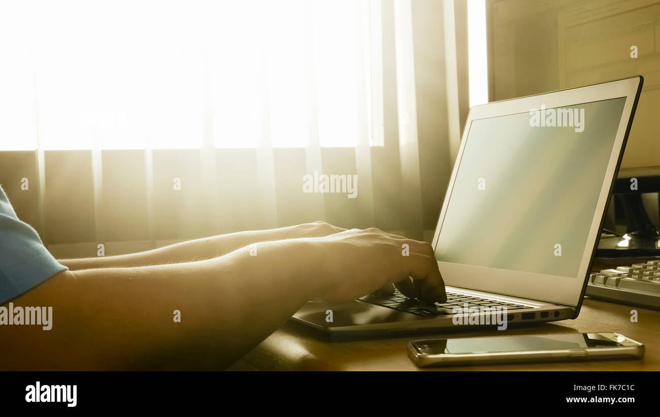 ein Mann auf seinem Laptopcomputer im Büro arbeiten Stockfoto