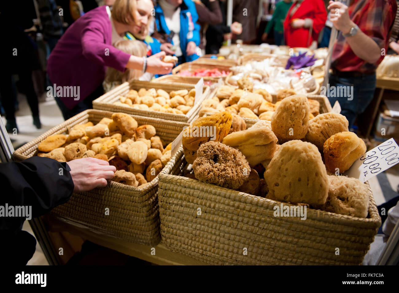 Menschen kaufen Naturschwämme liegen in Körbe zum Verkauf an Warschau Mineral Expo 2016, 5. März, VI-Ausgabe-Veranstaltung im Palast Stockfoto
