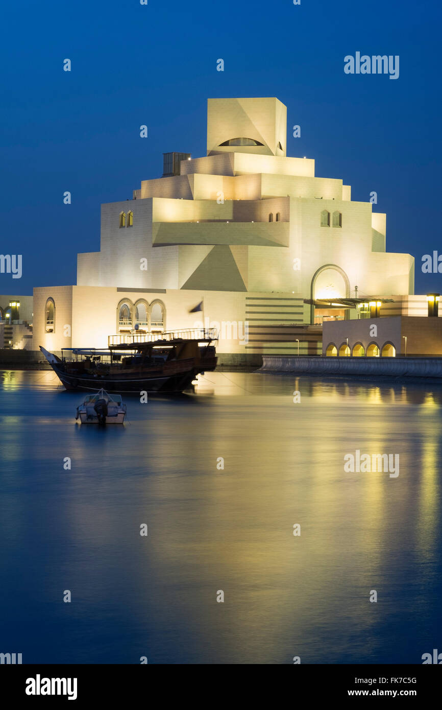Ansicht des beleuchteten Museum für islamische Kunst in Doha Katar Abend Stockfoto