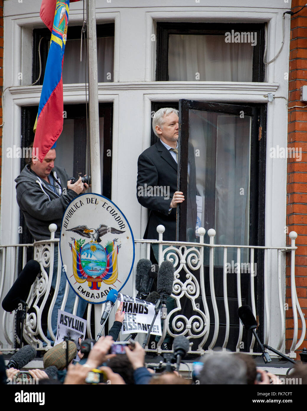 Julian Assange, waren Wikileaks Gründer der ecuadorianischen Botschaft in London spricht, dass er gelebt hat, seit es Asyl zu suchen, nachdem im Jahr 2012 ein Europäischen Haftbefehl gegen ihn ausgestellt wurde.  Mitwirkende: Julian Assange Where: London, Vereinigtes Königreich bei: 5. Februar 2016 Stockfoto