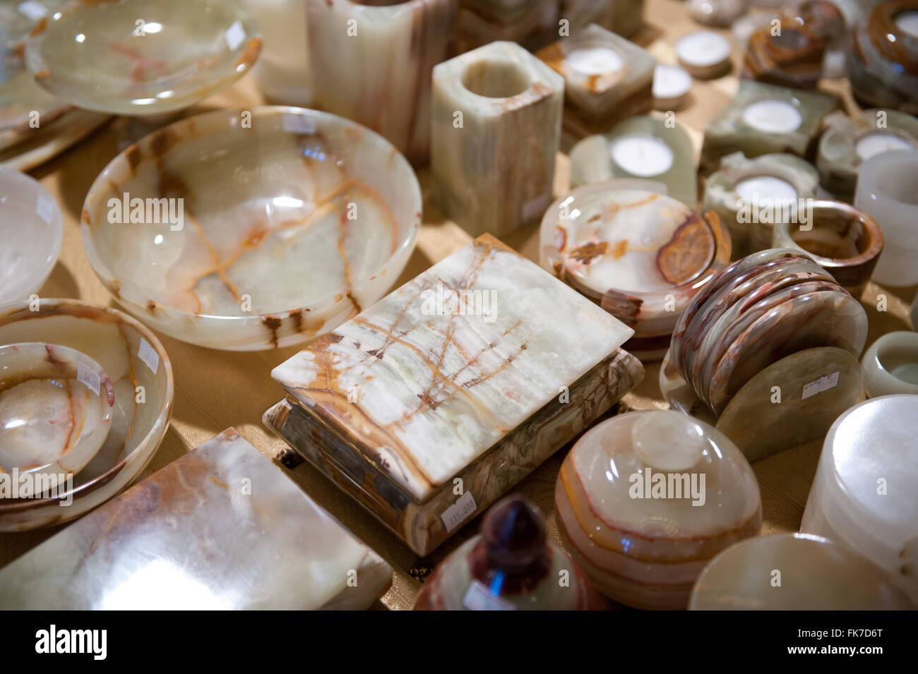 Kristall Edelstein Jewel Case Sortiment bei Warschau Mineral Expo 2016, 5. März, VI-Ausgabe-Veranstaltung im Palast PKiN, Polen Stockfoto