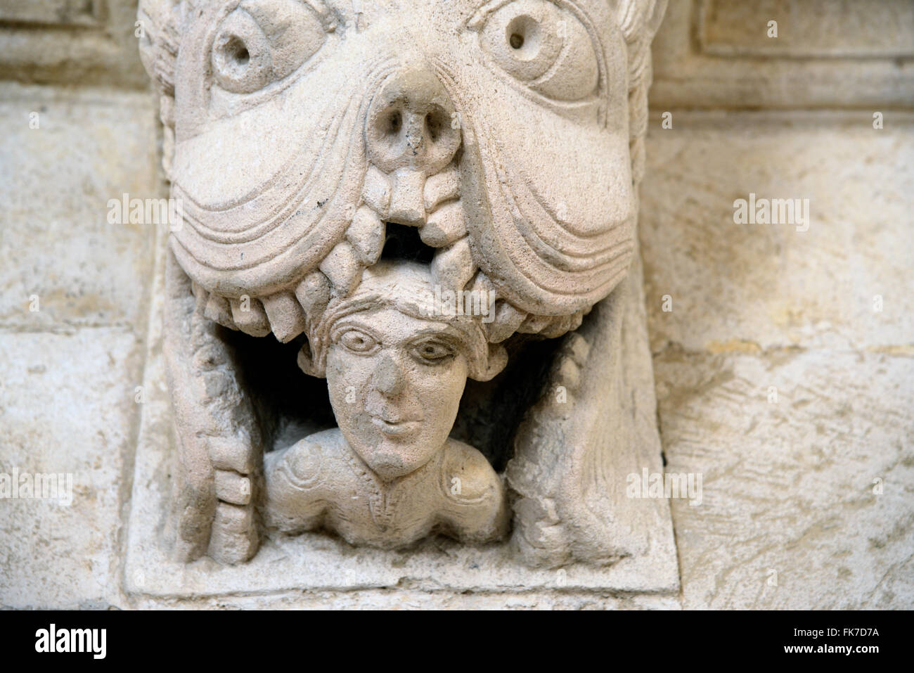 Monster oder Tarasque verschlingt ein Sünder c12th romanische Carving in der Kreuzgänge Montmajour Abtei in der Nähe von Arles Provence Frankreich Stockfoto