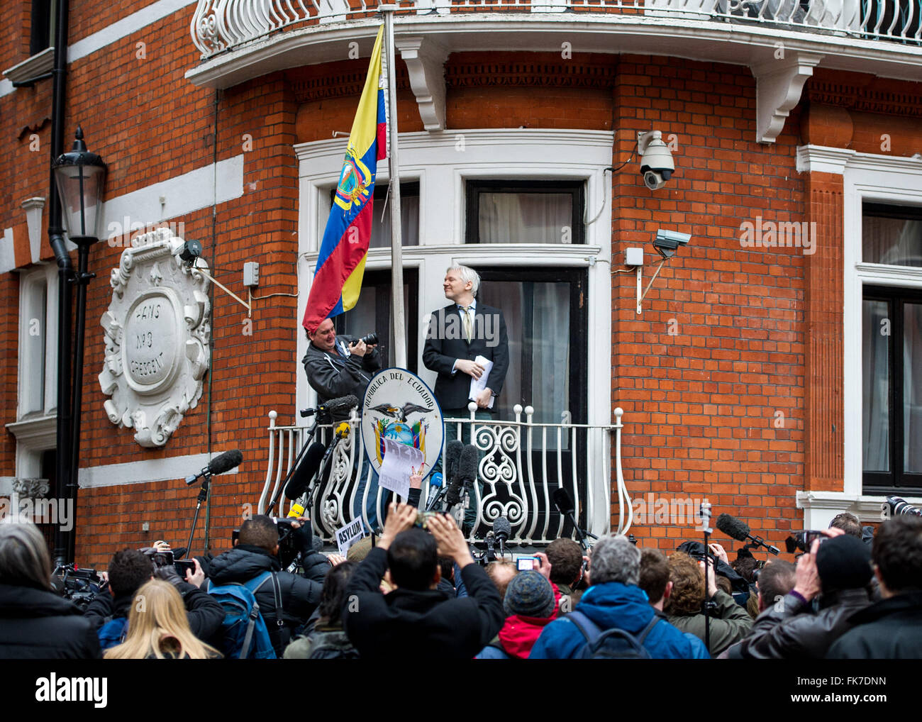 Julian Assange, waren Wikileaks Gründer der ecuadorianischen Botschaft in London spricht, dass er gelebt hat, seit es Asyl zu suchen, nachdem im Jahr 2012 ein Europäischen Haftbefehl gegen ihn ausgestellt wurde.  Mitwirkende: Julian Assange Where: London, Vereinigtes Königreich bei: 5. Februar 2016 Stockfoto