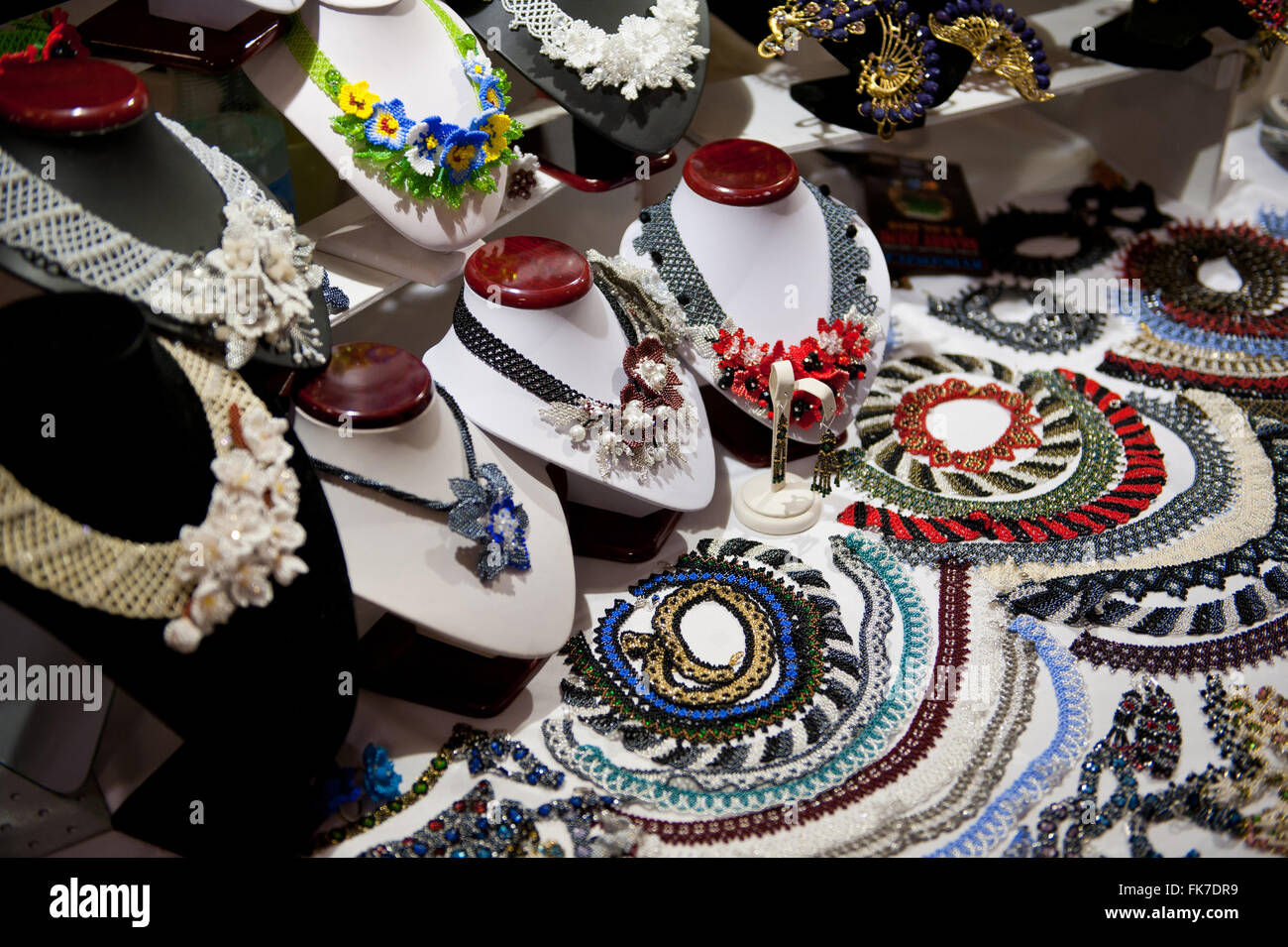 Perlen Halsketten Kollektion stehen auf der Warschauer Mineral Expo 2016, 5. März, VI-Ausgabe-Veranstaltung im Palast PKiN, Polen Stockfoto