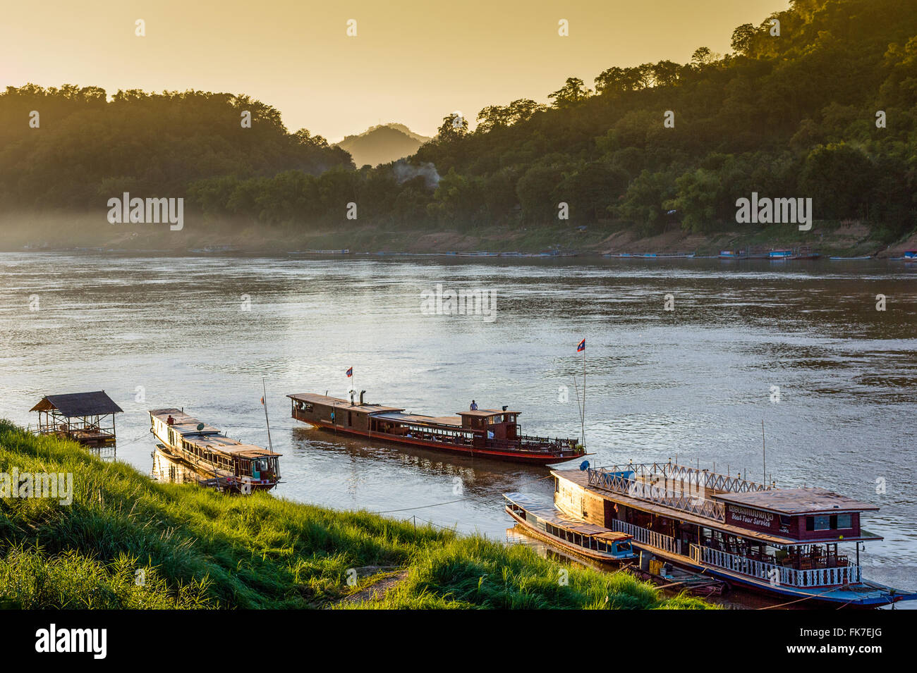 Asien. Süd-Ost-Asien. Laos. Provinz von Luang Prabang, Stadt Luang Prabang, Boote am Mekong River. Stockfoto