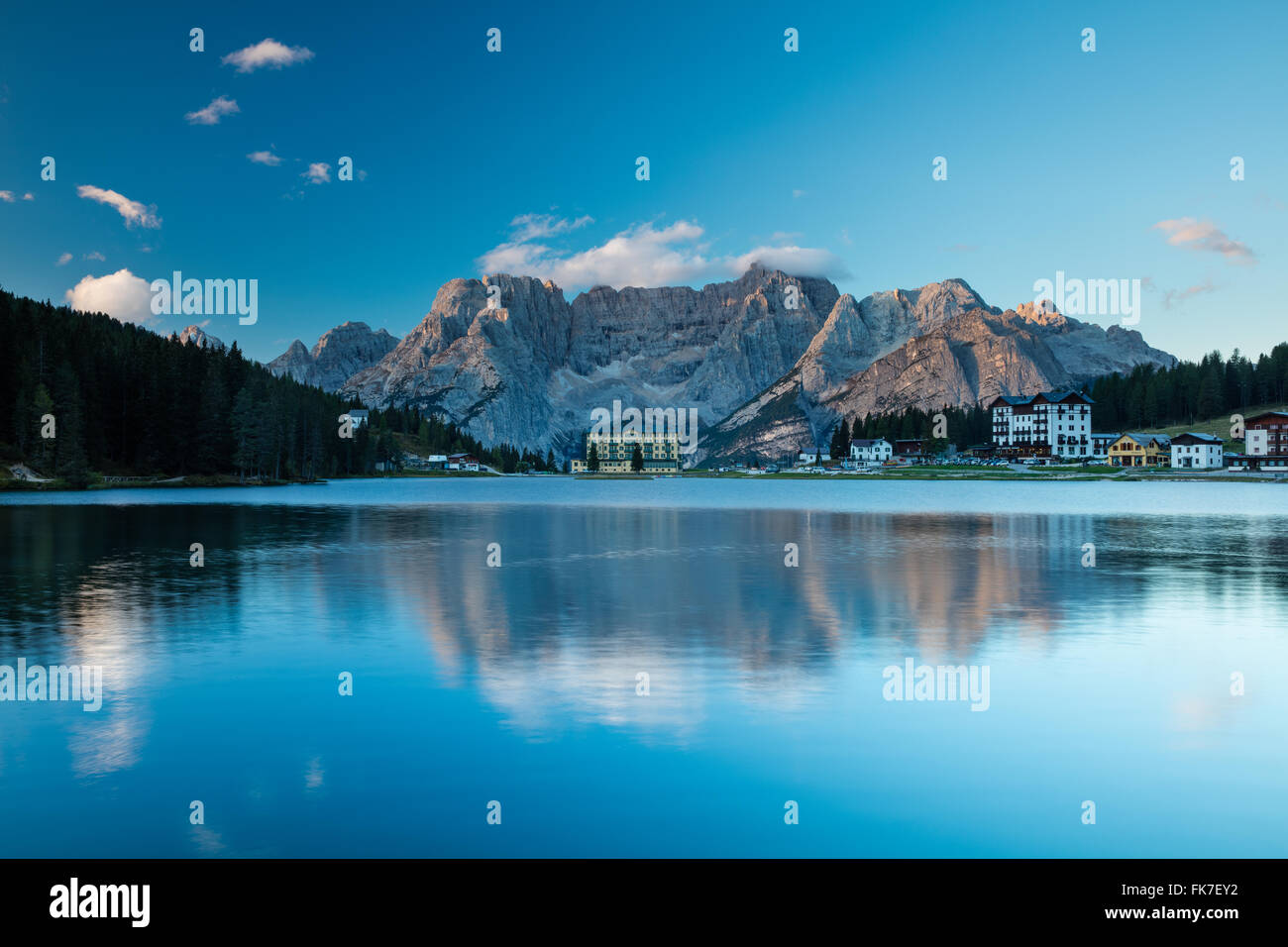 Lago Misurina bei Dämmerung, Dolomiten, Provinz Belluno, Region Venetien, Italien Stockfoto