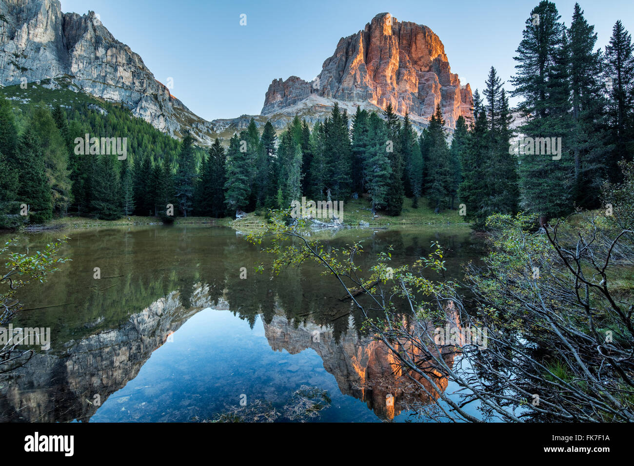 Lago Bain de Dones mit Tofana de Rozes reflektiert, Dolomiten, Provinz Belluno, Region Venetien, Italien Stockfoto