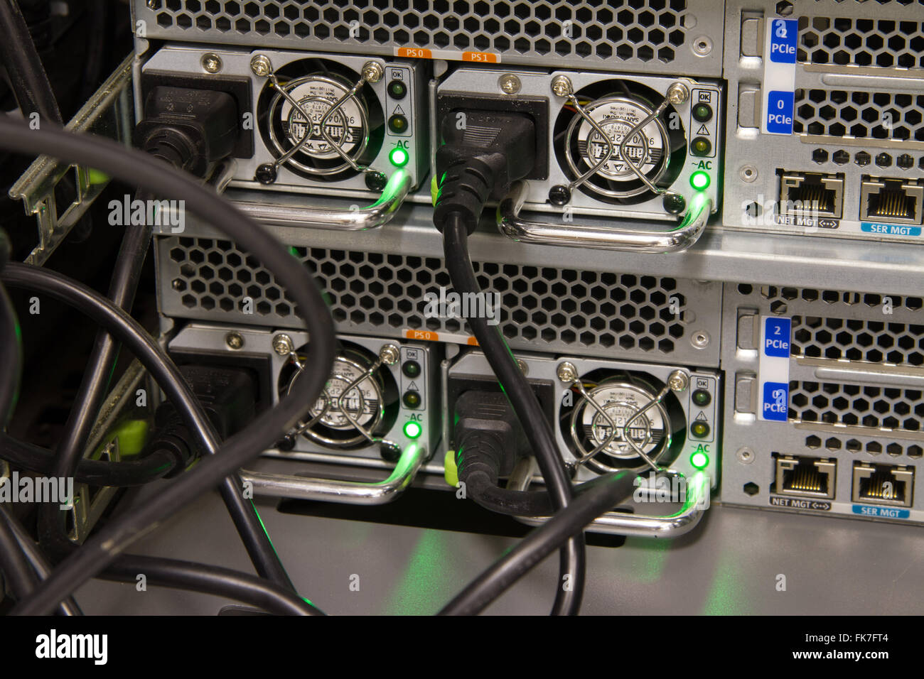 Netzteile für Computer-Server-Racks mit Stromkabel eingesteckt Stockfoto