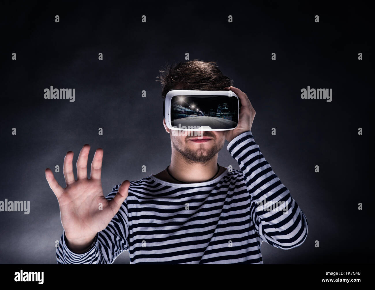 Mann mit virtual-Reality-Brille. Studio gedreht, schwarz staatlich Stockfoto