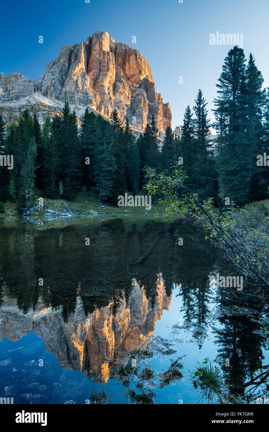 Lago Bain de Dones mit Tofana de Rozes reflektiert, Dolomiten, Provinz Belluno, Region Venetien, Italien Stockfoto