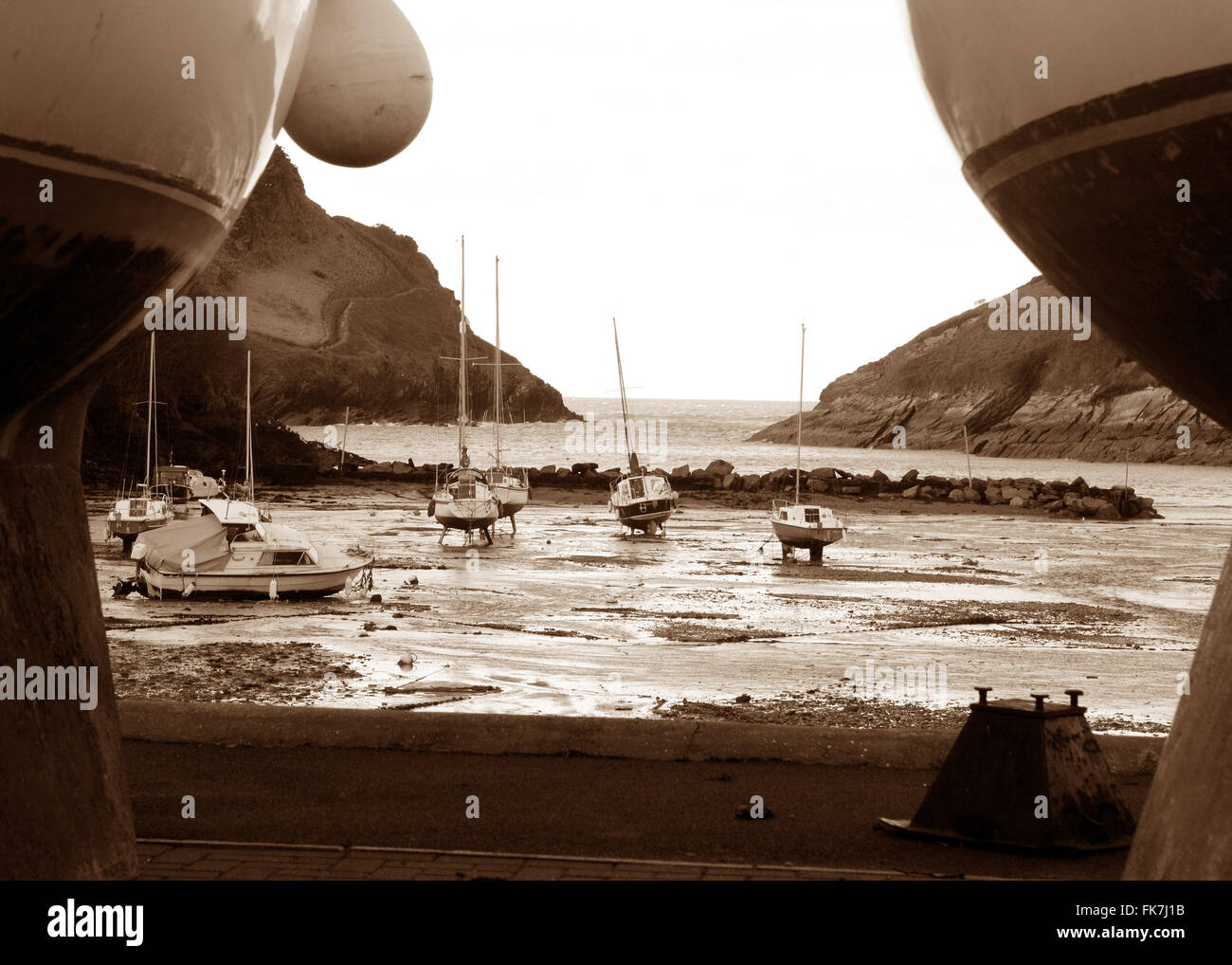 Watermouth Bucht in der Nähe von Ilfracombe Devon Tide, Blick vom Hafen durch Bootskörpern Moody Bild Stockfoto