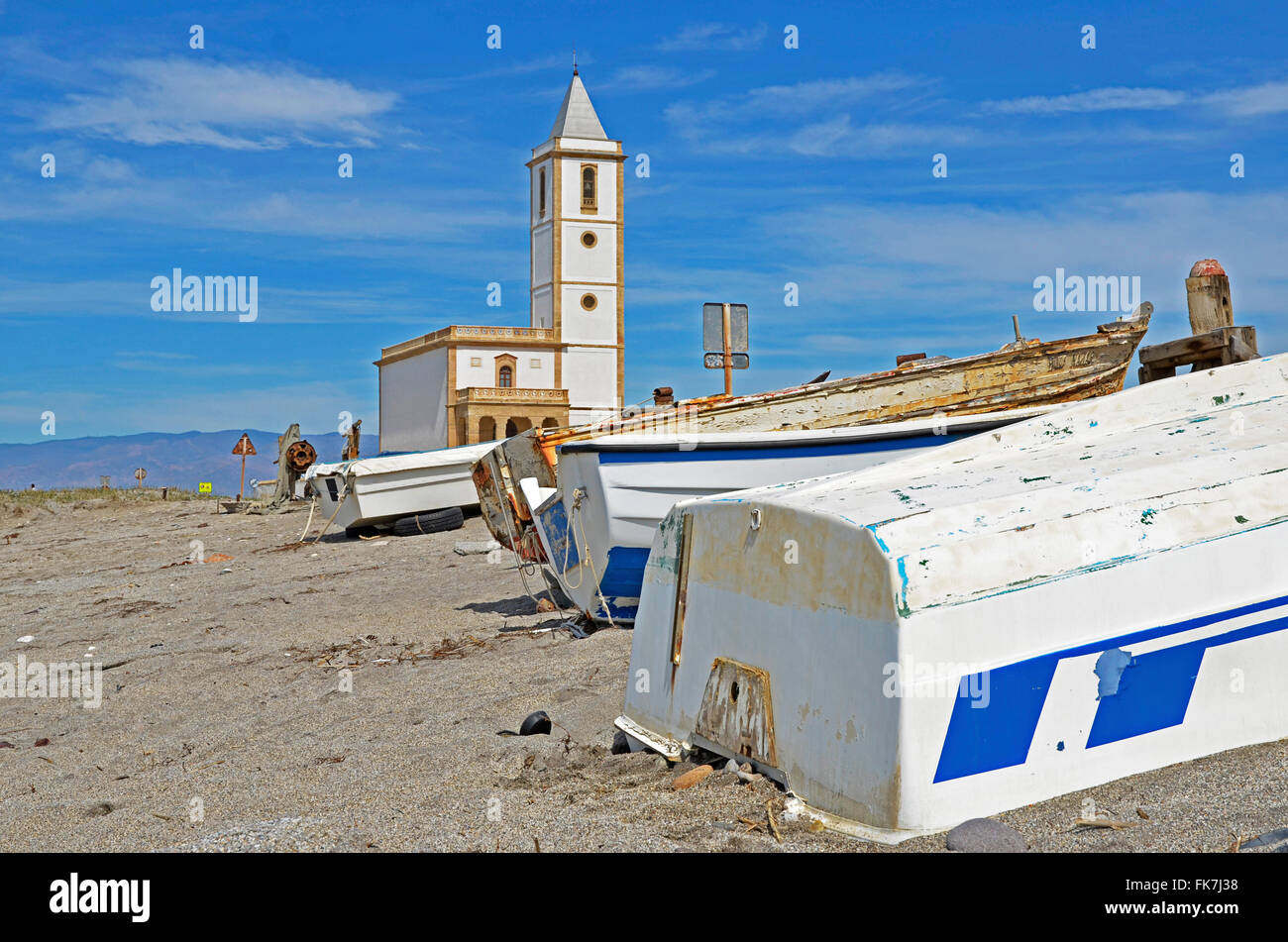 Kirche und Angelboote/Fischerboote im Mittelmeer Stockfoto