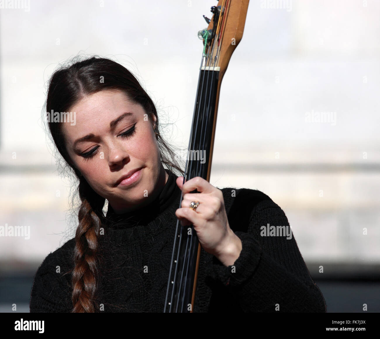 Junge Frau spielen Musikinstrument Washington Square Park Greenwich Village, New York City Stockfoto