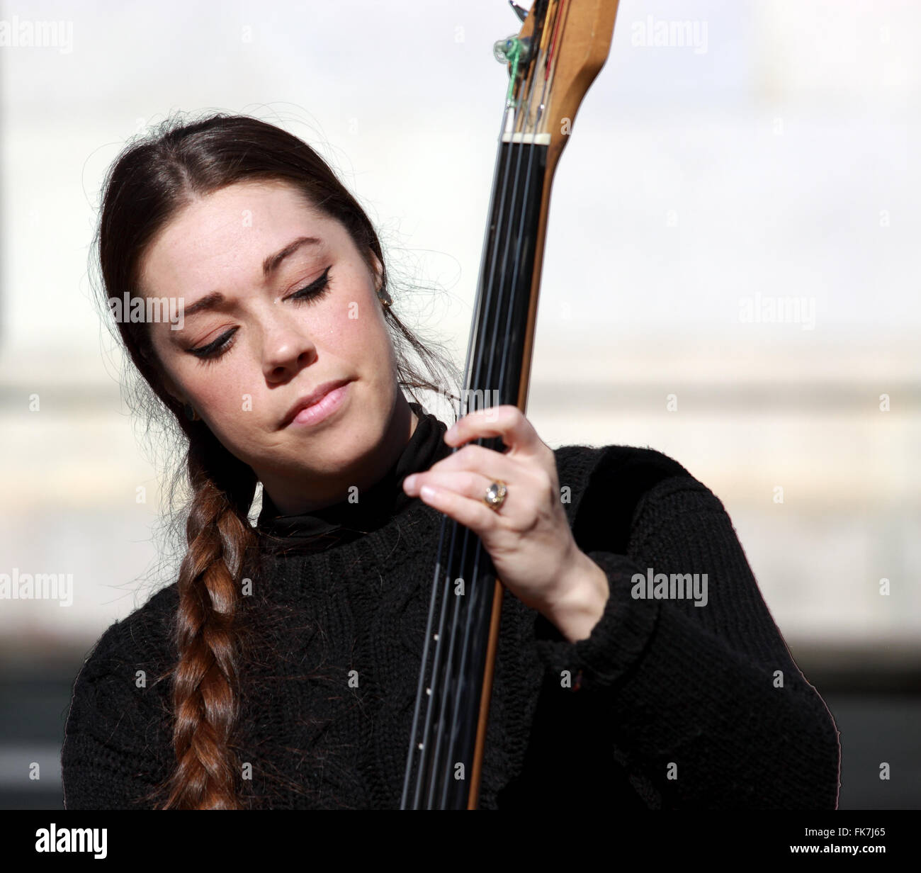 Junge Frau spielen Musikinstrument Washington Square Park Greenwich Village, New York City Stockfoto