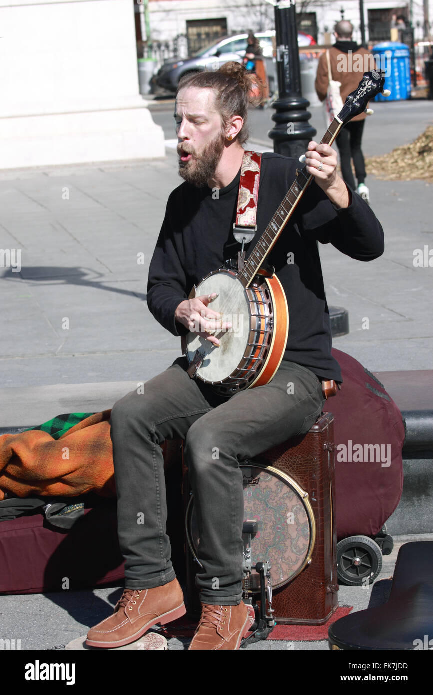 Junge Mann spielt Banjo Washington Square Park Greenwich Village, New York City Stockfoto