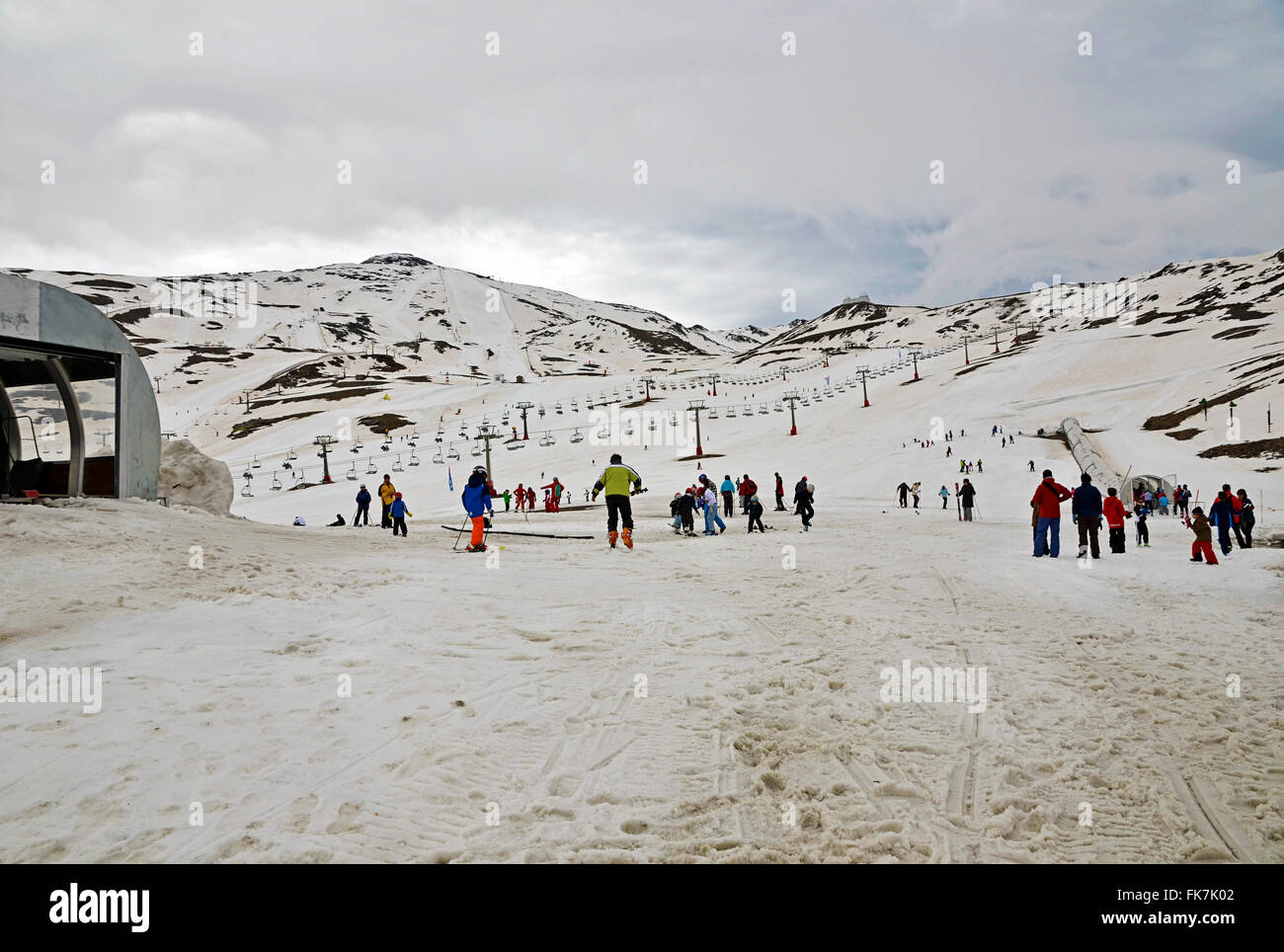 SIERRA NEVADA, Spanien - 24. April 2015: Das Skigebiet der Sierra Nevada ist das wichtigste im Süden Spaniens für den Wintersport Stockfoto